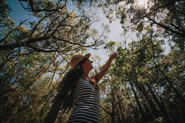 Nő élvezi a természet, az ausztrál erdő. — Stock Fotó