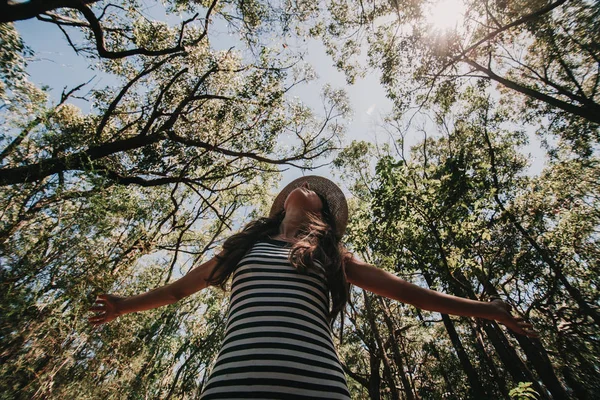 Frau genießt den australischen Wald. Freiheitskonzept. — Stockfoto