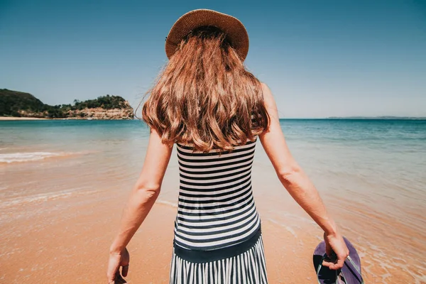 Woman in her back entering into a beautiful Australian beach. — Stock Photo, Image