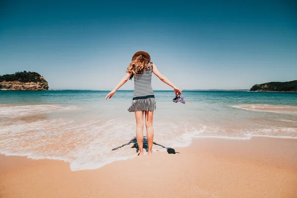 Frau im Rücken betritt einen wunderschönen australischen Strand. — Stockfoto