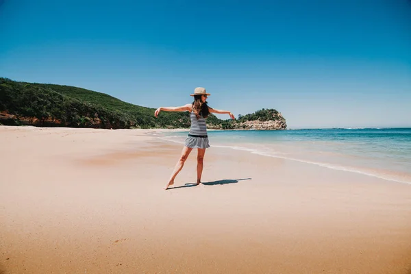 Vrouw dansen en genieten van de Australische strand. — Stockfoto