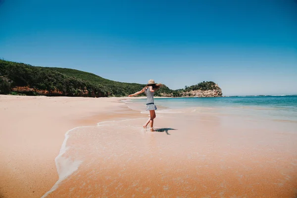 Жінка в сукні з видом на пляж в Австралії. — стокове фото