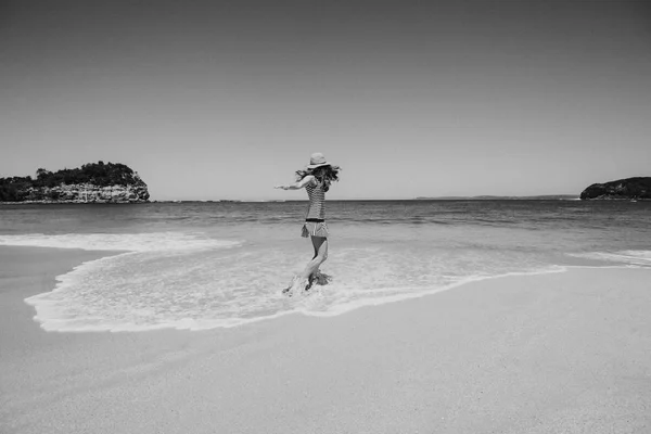 Чорно-білий портрет жінка насолоджуючись і танці біля пляжу в Австралії. — стокове фото