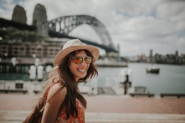 Sydney Harbour Bridge içinde belgili tanımlık geçmiş ile keşfetmek mutlu gülümseyen kadın.