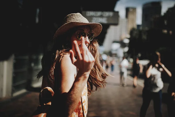 Glückliche Frau, die in Sydney City spaziert, sich umdreht und ein Zeichen in die Kamera setzt. — Stockfoto