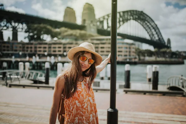 Mulher posando na cidade de Sydney com Harbour Bridge no fundo — Fotografia de Stock