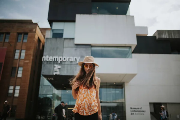 SYDNEY, AUTRICHE - 26 FÉVRIER 2017 : La façade du Musée d'art contemporain avec des visiteurs prêts à entrer le 26 février 2017 à Sydney, Australie . — Photo