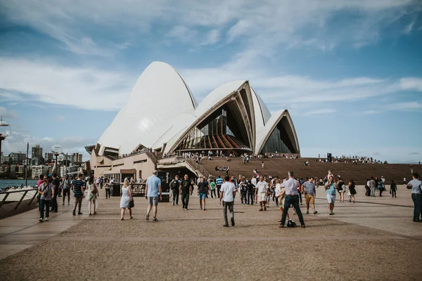 SYDNEY, AUSTRÁLIA - FEVEREIRO 26, 2017: O edifício Sydney Opera House, com muitos visitantes e turistas em torno dele em 26 de fevereiro de 2017 em Sydney, Nova Gales do Sul, Austrália — Fotografia de Stock