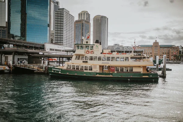 SYDNEY, AUSTRÁLIA - FEVEREIRO 26, 2017: Cidade do Porto de Sydney com um barco turístico popular no foco principal, em 26 de fevereiro de 2017 em Sydney, Nova Gales do Sul, Austrália . — Fotografia de Stock