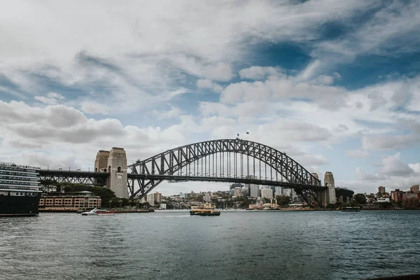 Σίδνεϊ, Αυστραλία - 26 Φεβρουαρίου 2017: Η γέφυρα του λιμανιού, με την πόλη του Σύδνεϋ στο παρασκήνιο στις 26η Φεβρουαρίου 2017 στο Σίδνεϊ, Νότια Νέα Ουαλία, Αυστραλία. — Φωτογραφία Αρχείου