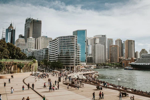 Sydney, Australië - 26 februari 2017: Sydney stadsgezicht uitzicht vanaf Opera huis, met veel toeristen lopen rond de haven, op 26 februari 2017 in Sydney, New South Wales, Australië. — Stockfoto