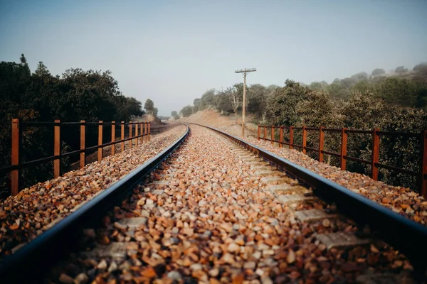 Vintage Tren demiryolu düşük açılı görünüş. — Stok fotoğraf