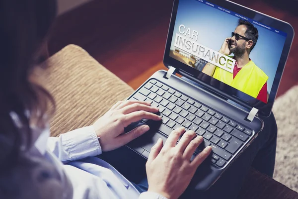 Frau sucht im Internet mit Laptop nach Kfz-Versicherung. — Stockfoto