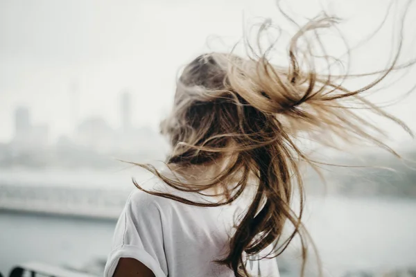 Жінка рухає голову і волосся в повітрі . — стокове фото