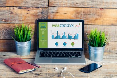 Dizüstü bilgisayar ekranında vasıl belgili tanımlık yazıhane örümcek ağı istatistik.