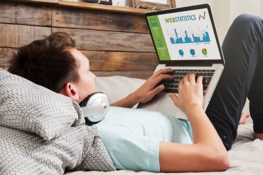 Adam evde bir dizüstü bilgisayar web istatistik danışmanlığı.