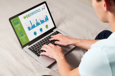 Adam evde bir dizüstü bilgisayar web istatistik danışmanlığı.