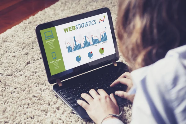 Webstatistieken in een laptop computerscherm. Vrouw analyseren webverkeer — Stockfoto