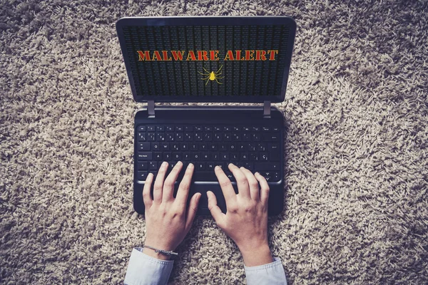 Malware alert na ekranie laptopa. Widok z góry. — Zdjęcie stockowe