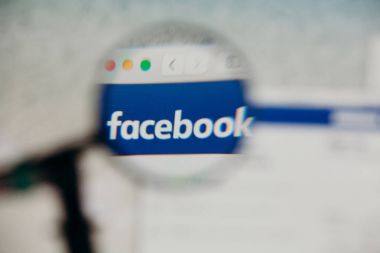 Malaga, İspanya - 3 Haziran 2017: Facebook web sitesi ayrıntılı bir bilgisayar ekranında, Büyüteç izlendi. Sosyal medya kavramı.