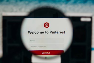 Malaga, İspanya - 3 Haziran 2017: Pinterest Web sitesi ayrıntılı bir bilgisayar ekranında, Büyüteç izlendi. Sosyal medya kavramı.