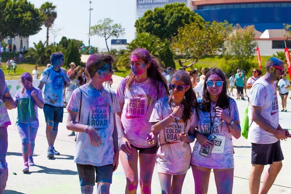 MALAGA, ESPANHA - JUNHO 4, 2017: Pessoas não identificadas desfrutando da Unicaja Color Road em 4 de junho de 2017 em Málaga, Espanha . — Fotografia de Stock