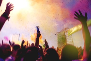 Eller yukarı bir konser sırasında bu kalabalık.