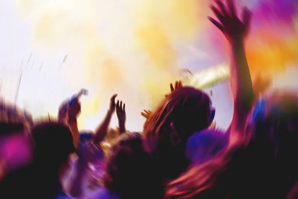 Folle con le mani alzate durante un concerto . — Foto Stock
