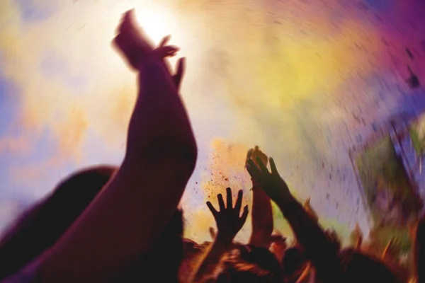 Folle con le mani alzate durante un concerto . — Foto Stock