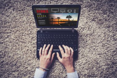 Bir dizüstü bilgisayar serisi Web sitesinde streaming. 