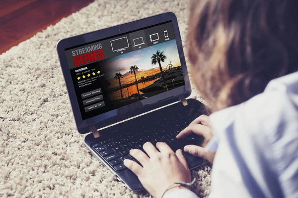 Mujer viendo series de streaming en un ordenador portátil . — Foto de Stock