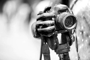 Kirli dslr fotoğraf makinesi detay. Ekipman kötü. Siyah ve beyaz