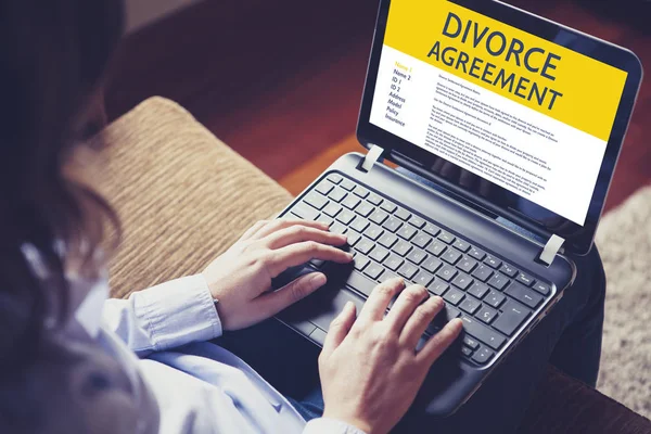 Concetto di accordo di divorzio: Computer portatile con accordo di divorzio sullo schermo . — Foto Stock