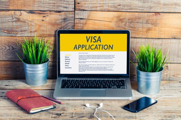 Solicitud de visa en un ordenador portátil — Foto de Stock