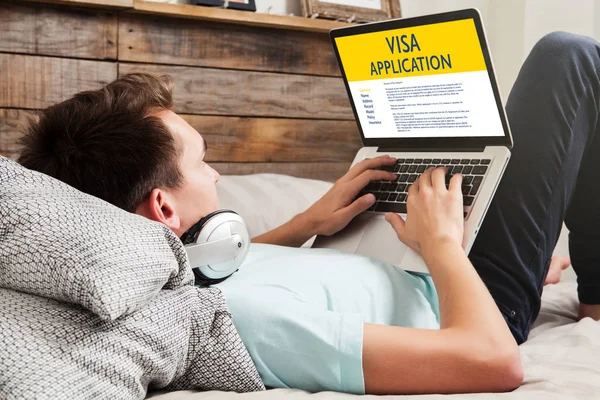 Pria yang melakukan Visa Application elektronik dalam laptop oleh internet di rumah . — Stok Foto