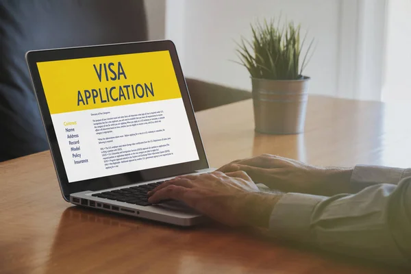 Hombre haciendo Visa Solicitud por Internet con un ordenador portátil . — Foto de Stock