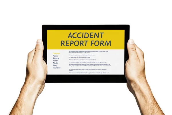 Hombre sosteniendo una tableta con formulario electrónico de informe de accidente en la pantalla . — Foto de Stock