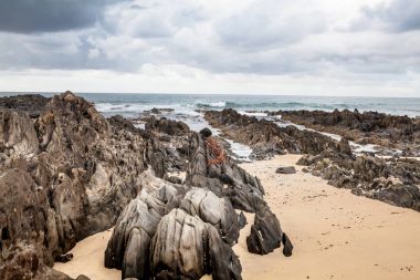 Cape Conran beach kayalarda keskinleştirmek.