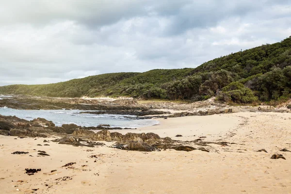 Paisaje en Cabo Conran con bosque y playa, Australia . — Foto de Stock