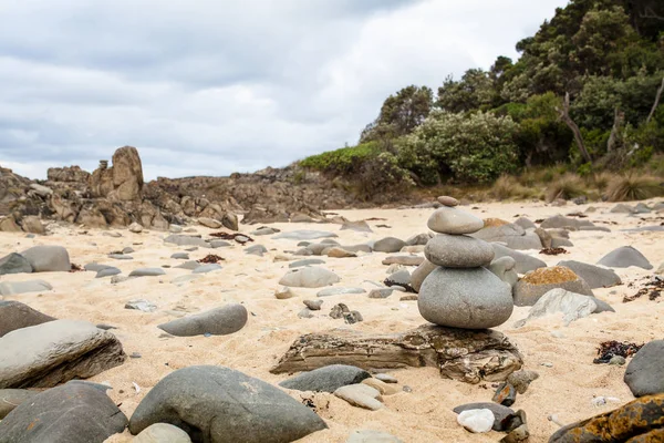 Kámen oblázek mohyly v Cape Conran Beach, Austrálie — Stock fotografie
