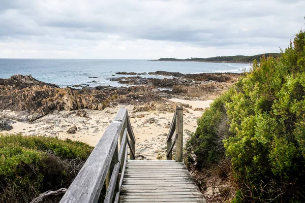 Pista de madera para acceder a la playa . — Foto de Stock