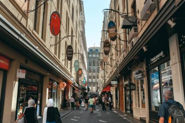 Melbourne, Avustralya - 9 Mart 2017: İnsanlar ve ortam Degraves Street Bayan, şehir merkezi Melbourne, Avustralya.