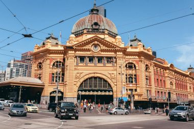 Melbourne, Avustralya - 9 Mart 2017: Flinders Sokağı İstasyonu, şehir merkezinde, Melbourne, Avustralya.