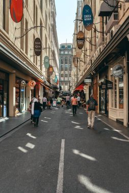 Melbourne, Avustralya - 9 Mart 2017: İnsanlar ve ortam Degraves Street Bayan, şehir merkezi Melbourne, Avustralya.