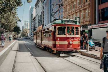 Melbourne, Avustralya - Mart, 9 2017: Flinders cadde boyunca 9 Şubat 2017 üzerinde çalışan bir klasik tramvay.
