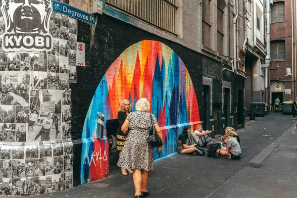 Melbourne, AUSTRÁLIA - 9 de março de 2017: Pessoas e ambiente na rua Degraves, no centro da cidade de Melbourne, Austrália . — Fotografia de Stock