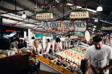 Melbourne, Avustralya - Mart, 11 2017: Kraliçe Victoria Pazar organik şehir merkezinde, Melbourne, Avustralya.