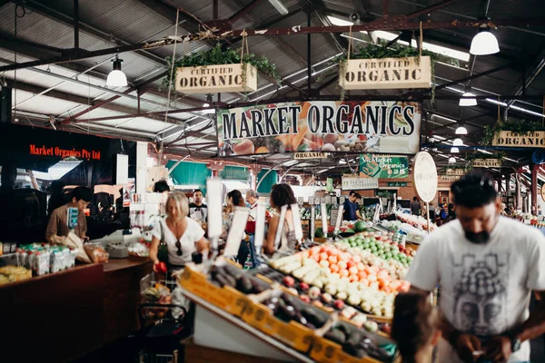 MELBOURNE, AUSTRALIA - 11 de marzo de 2017: Productos orgánicos del mercado Queen Victoria en el centro de Melbourne, Australia . — Foto de Stock