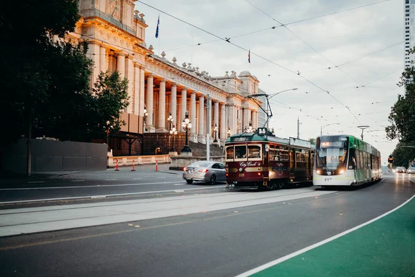 Melbourne, Australia - 11 marca 2017: Klasyczny i nowoczesny tramwaj biegnącej wzdłuż centrum w Melbourne, Australia. — Zdjęcie stockowe