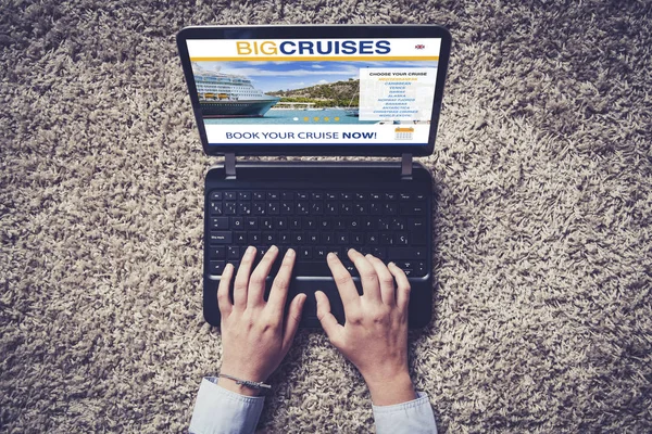 Vrouw boeking cruise vakantie via internet met een laptop. — Stockfoto